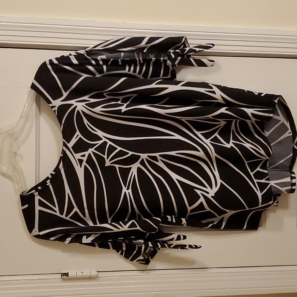 Ashley Stewart B/W short sleeve shirt w/ opening on each sleeve. Ties at elbow.